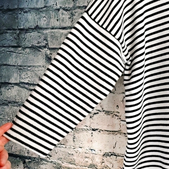 5/$30 🎀 Two by Vince Camuto | French Terry Sweatshirt Top - Picture 4 of 8